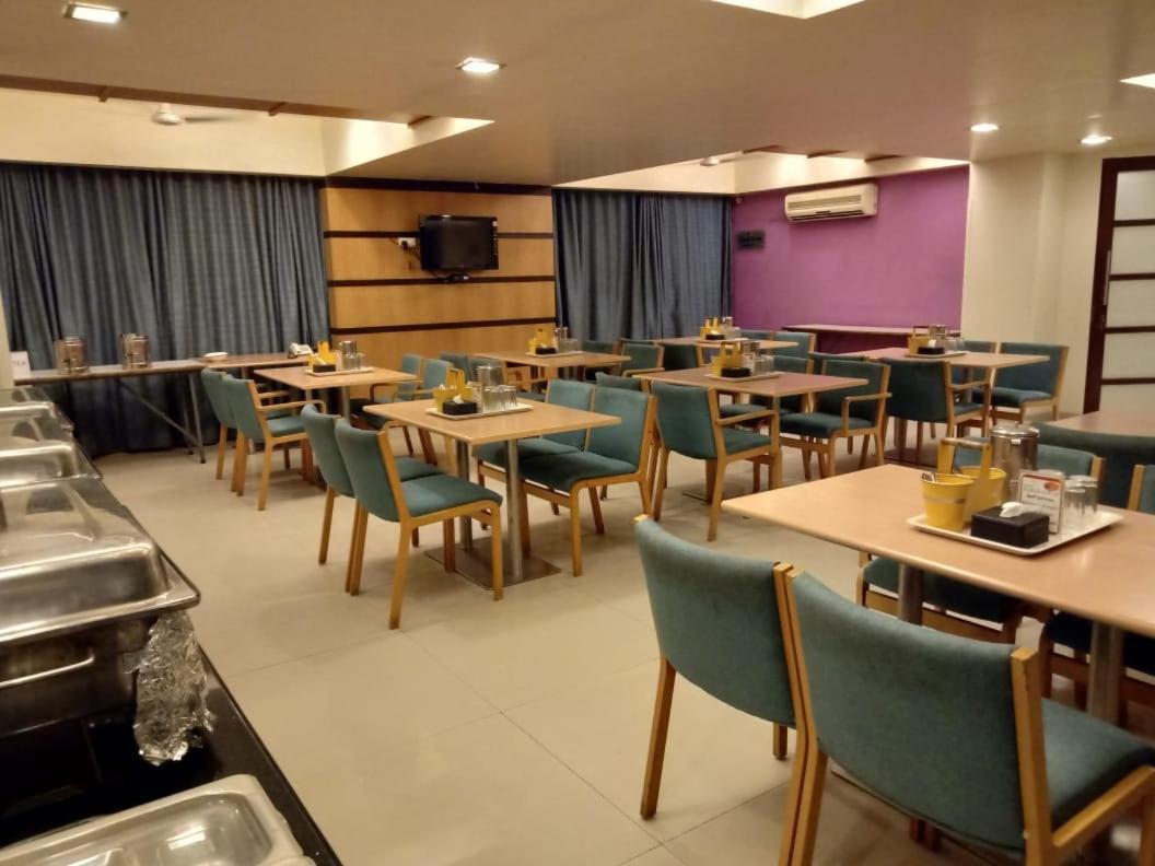 Treebo Trend Hotel Basera Poona Buitenkant foto