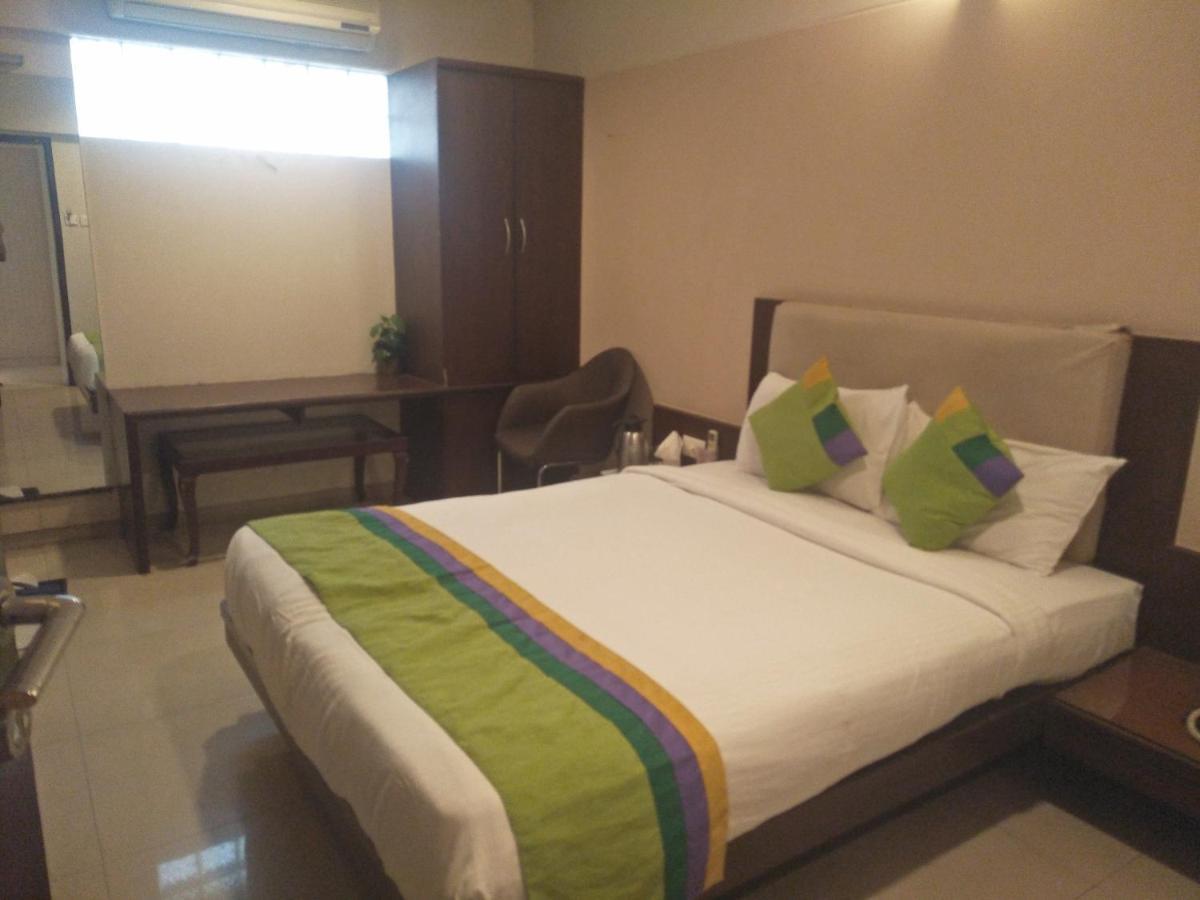 Treebo Trend Hotel Basera Poona Buitenkant foto