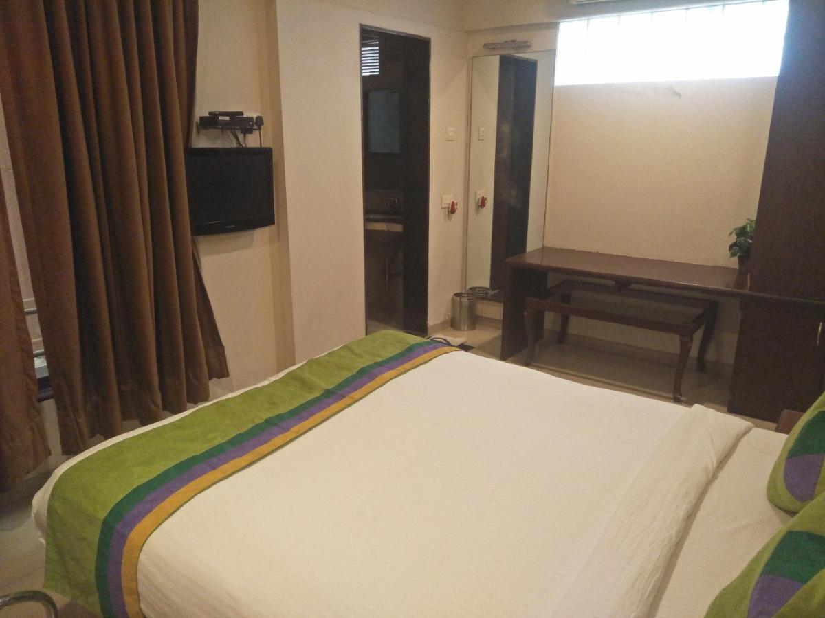 Treebo Trend Hotel Basera Poona Buitenkant foto
