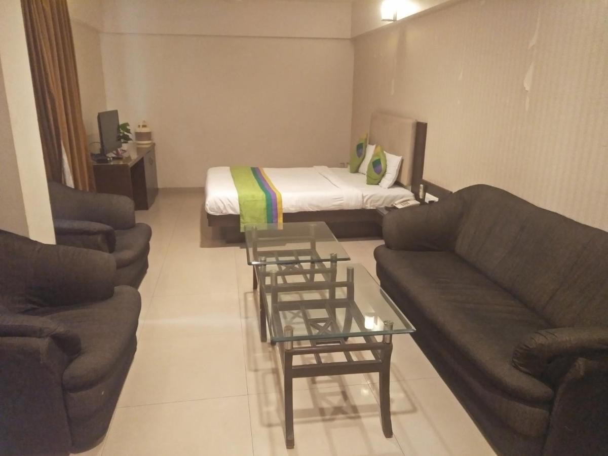 Treebo Trend Hotel Basera Poona Buitenkant foto