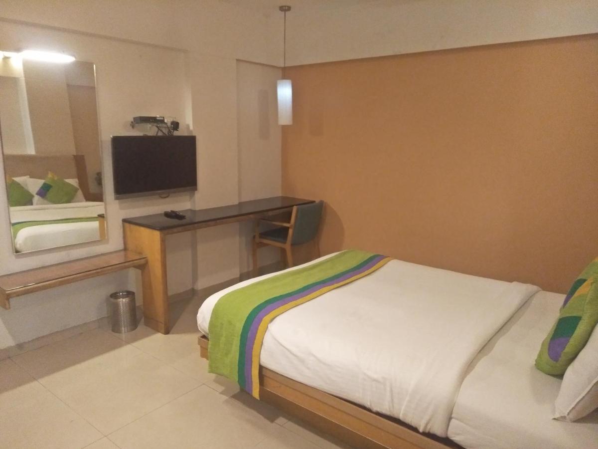 Treebo Trend Hotel Basera Poona Buitenkant foto