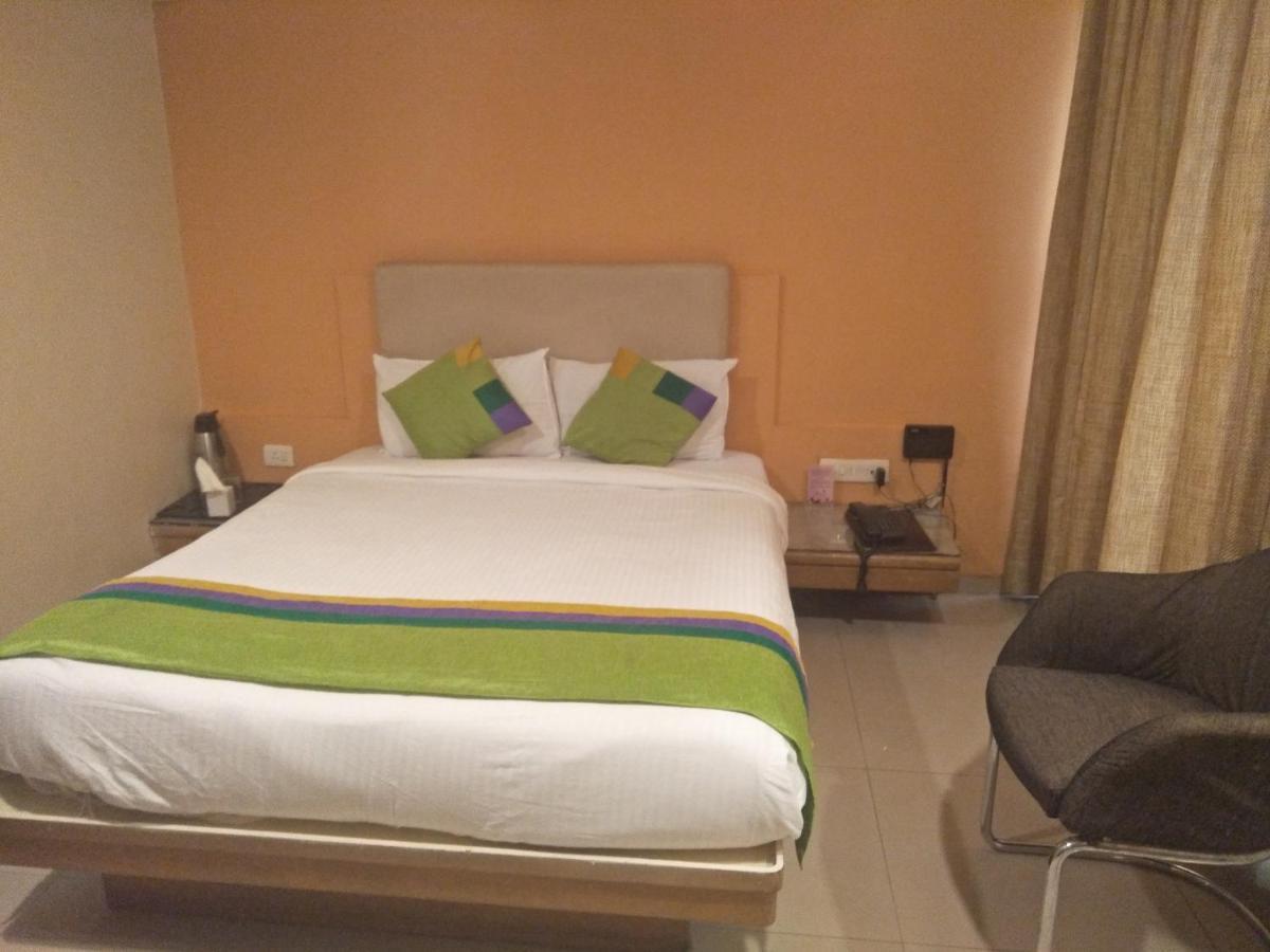 Treebo Trend Hotel Basera Poona Buitenkant foto