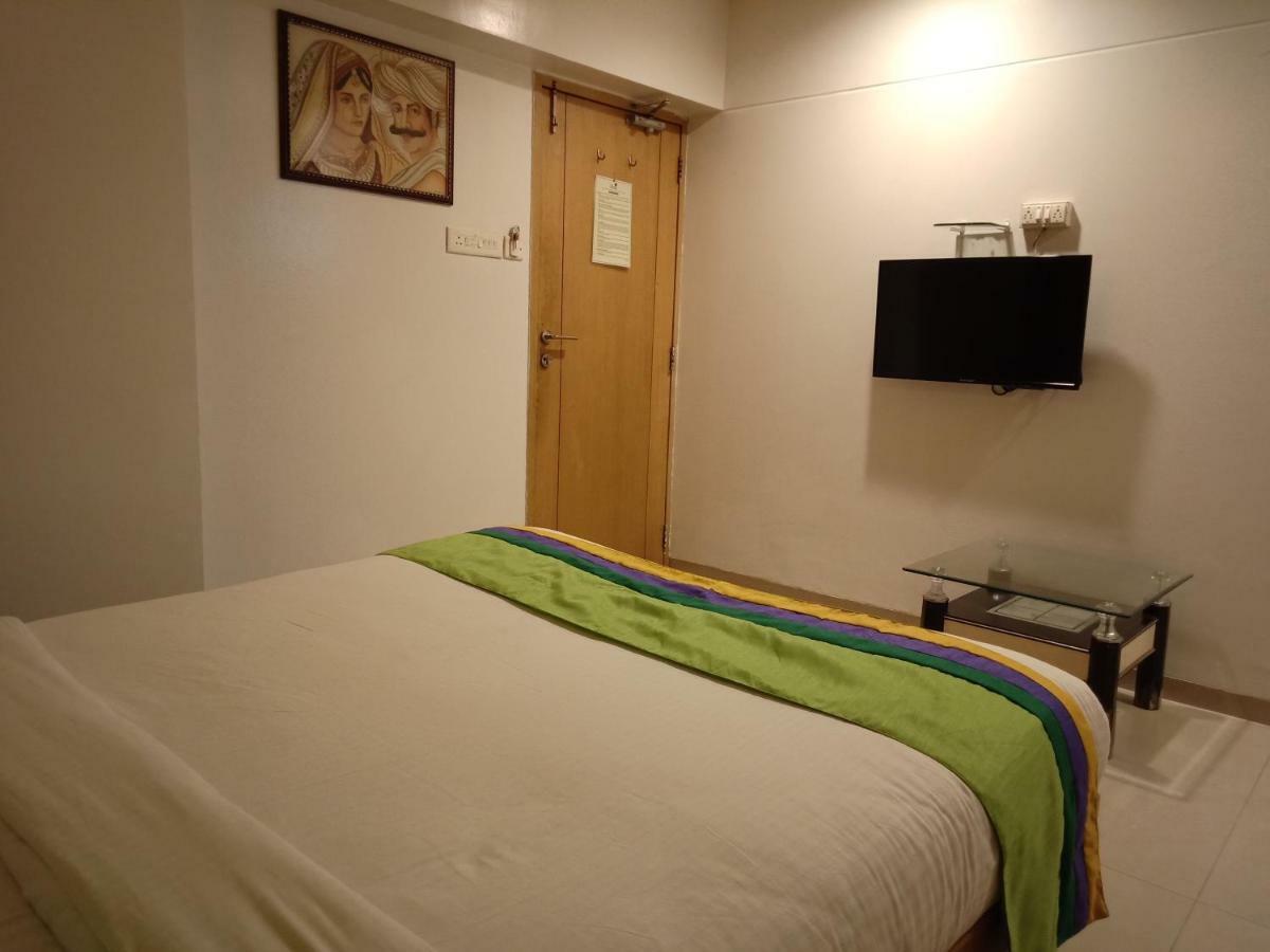Treebo Trend Hotel Basera Poona Buitenkant foto