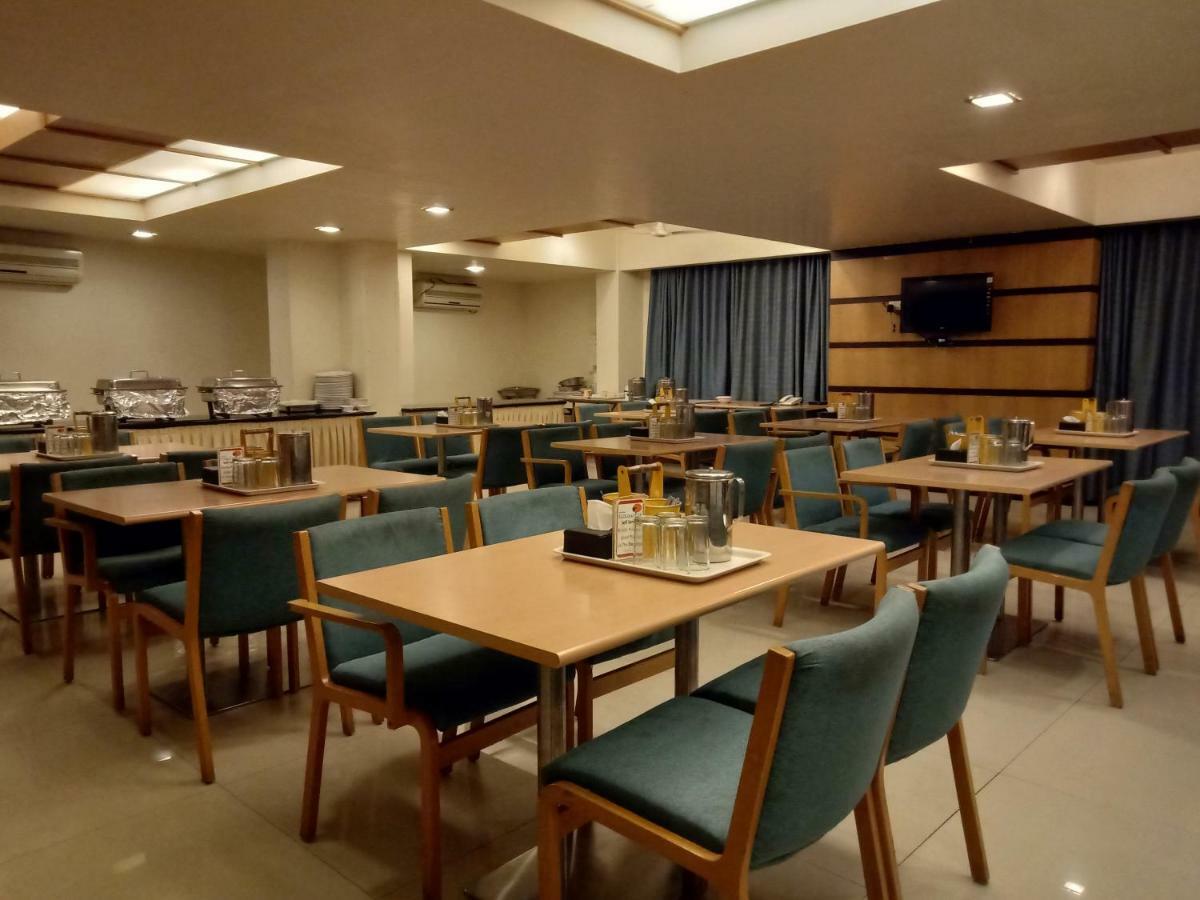 Treebo Trend Hotel Basera Poona Buitenkant foto