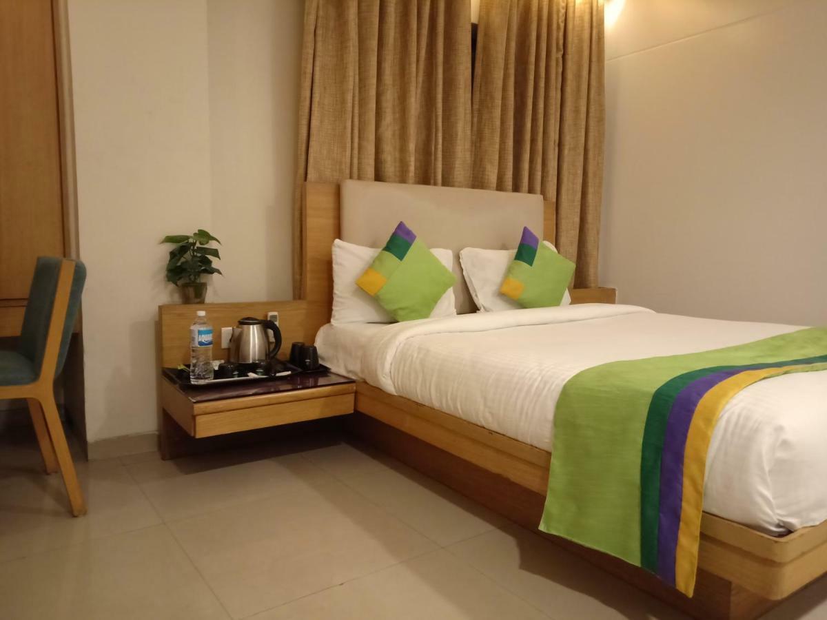Treebo Trend Hotel Basera Poona Buitenkant foto